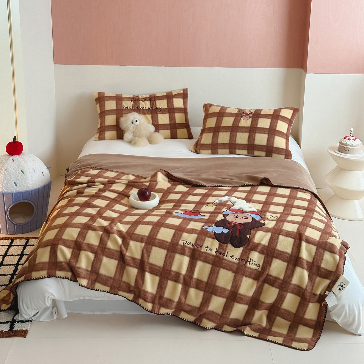 91家纺网 家纺一手货源 找家纺 桃子家居 2025新款A类ins全消光高品质仿生绵羊绒三角针工艺兔毛贴布绣刺绣加厚牛奶绒毛毯多功能毯 绒毛毯-三角针苹果星星人