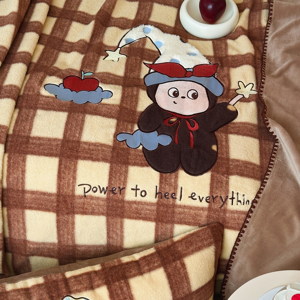 91家纺网 家纺一手货源 找家纺 桃子家居 2025新款A类ins全消光高品质仿生绵羊绒三角针工艺兔毛贴布绣刺绣加厚牛奶绒毛毯多功能毯 绒毛毯-三角针苹果星星人