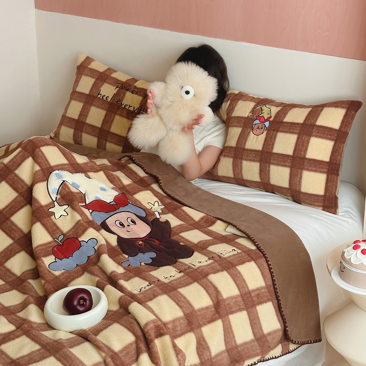 91家纺网 家纺一手货源 找家纺 桃子家居 2025新款A类ins全消光高品质仿生绵羊绒三角针工艺兔毛贴布绣刺绣加厚牛奶绒毛毯多功能毯 绒毛毯-三角针苹果星星人