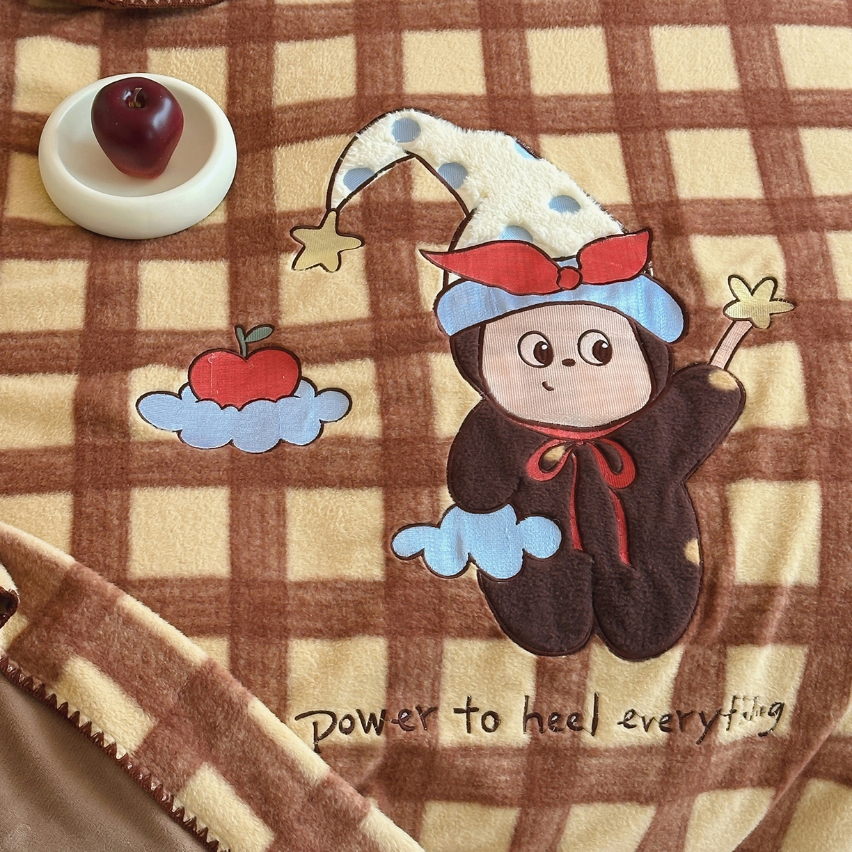 91家纺网 家纺一手货源 找家纺 桃子家居 2025新款A类ins全消光高品质仿生绵羊绒三角针工艺兔毛贴布绣刺绣加厚牛奶绒毛毯多功能毯 绒毛毯-三角针苹果星星人