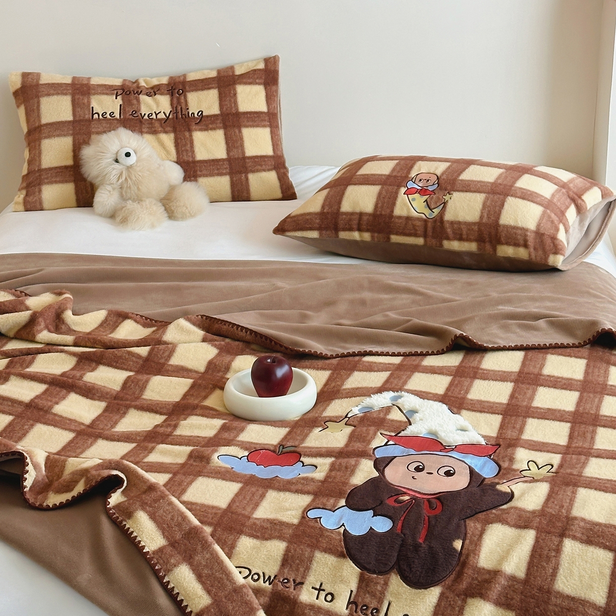 91家纺网 家纺一手货源 找家纺 桃子家居 2025新款A类ins全消光高品质仿生绵羊绒三角针工艺兔毛贴布绣刺绣加厚牛奶绒毛毯多功能毯 绒毛毯-三角针苹果星星人