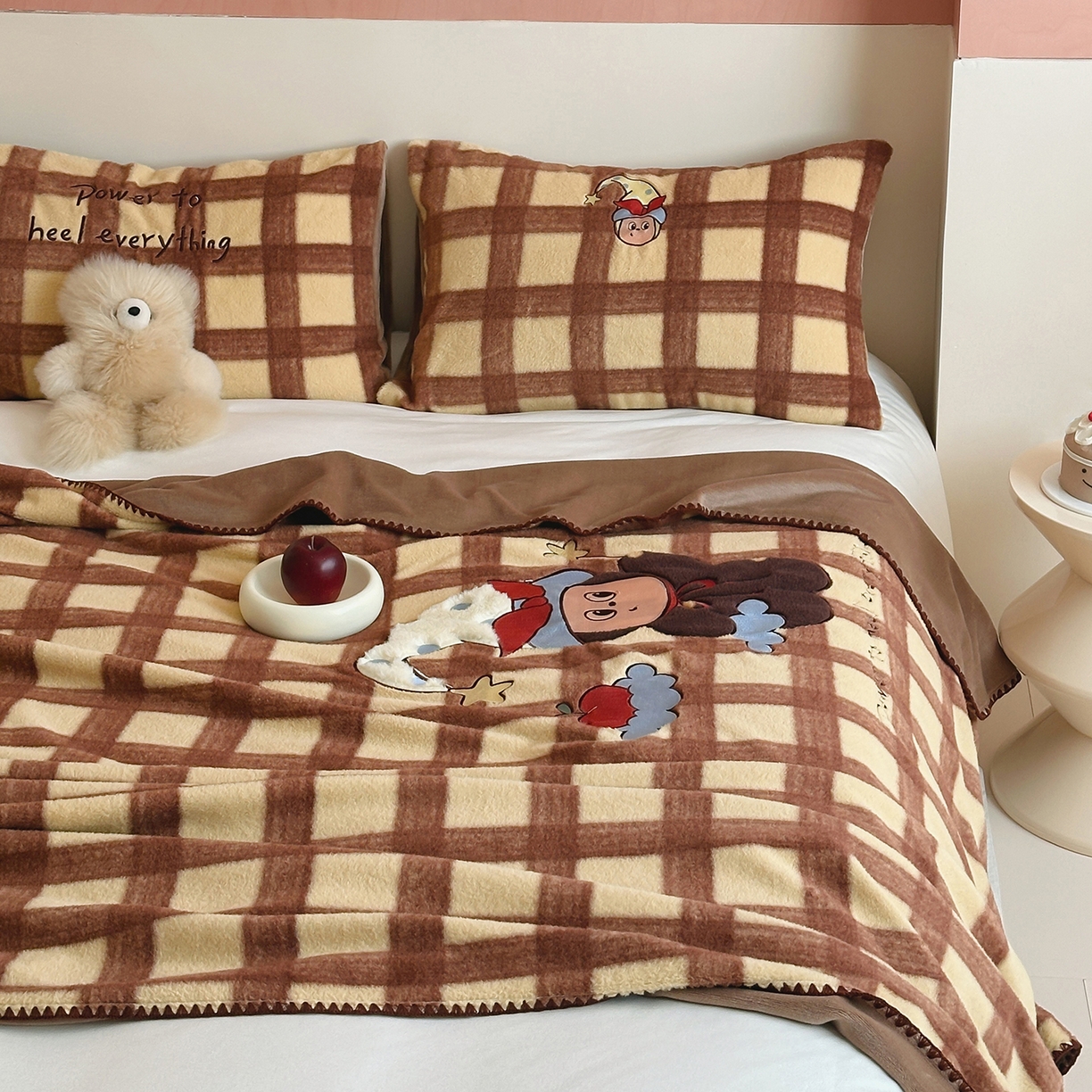 91家纺网 家纺一手货源 找家纺 桃子家居 2025新款A类ins全消光高品质仿生绵羊绒三角针工艺兔毛贴布绣刺绣加厚牛奶绒毛毯多功能毯 绒毛毯-三角针苹果星星人