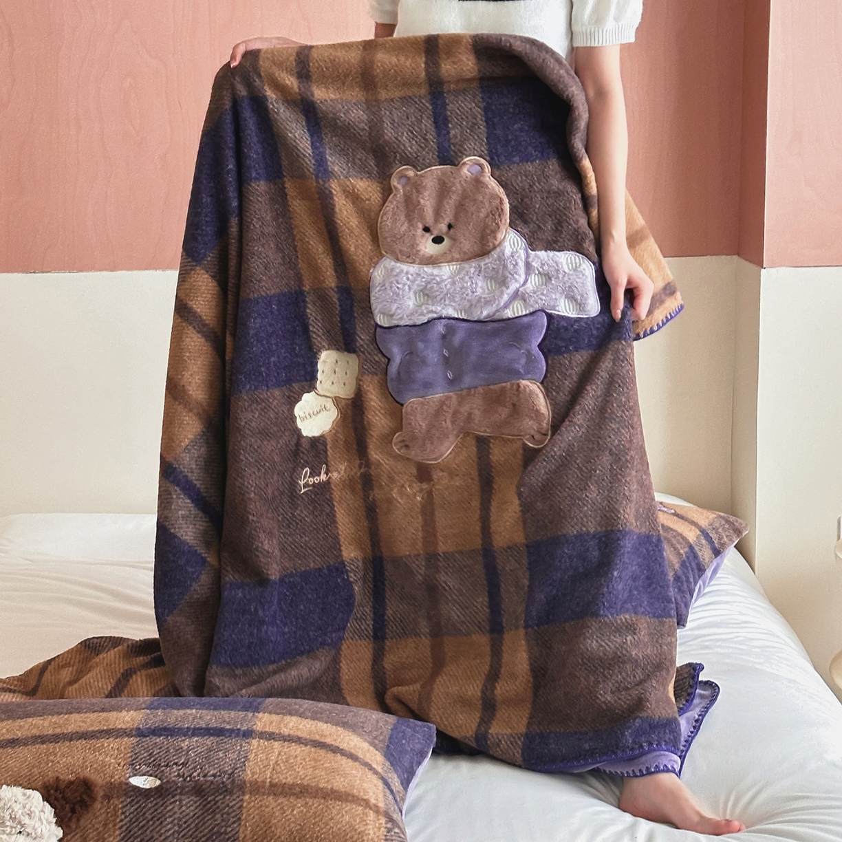 91家纺网 家纺一手货源 找家纺 桃子家居 2025新款A类ins全消光高品质仿生绵羊绒三角针工艺兔毛贴布绣刺绣加厚牛奶绒毛毯多功能毯 绒毛毯-三角针饼干围巾熊