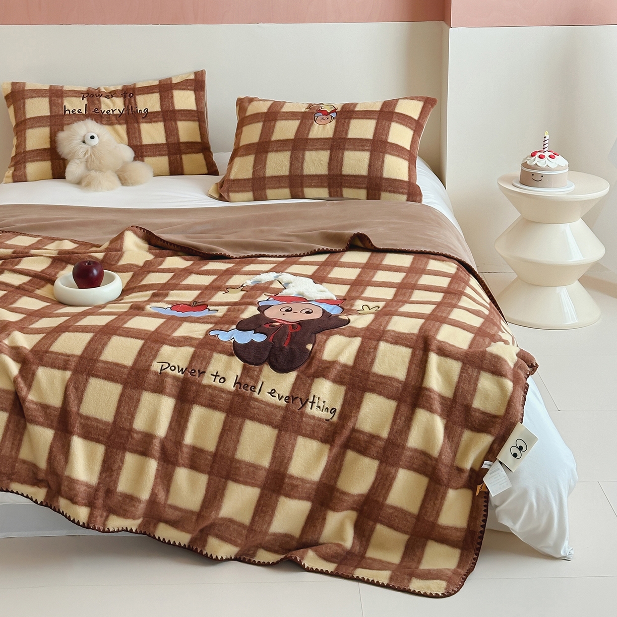 91家纺网 家纺一手货源 找家纺 桃子家居 2025新款A类ins全消光高品质仿生绵羊绒三角针工艺兔毛贴布绣刺绣加厚牛奶绒毛毯多功能毯 绒毛毯-三角针苹果星星人