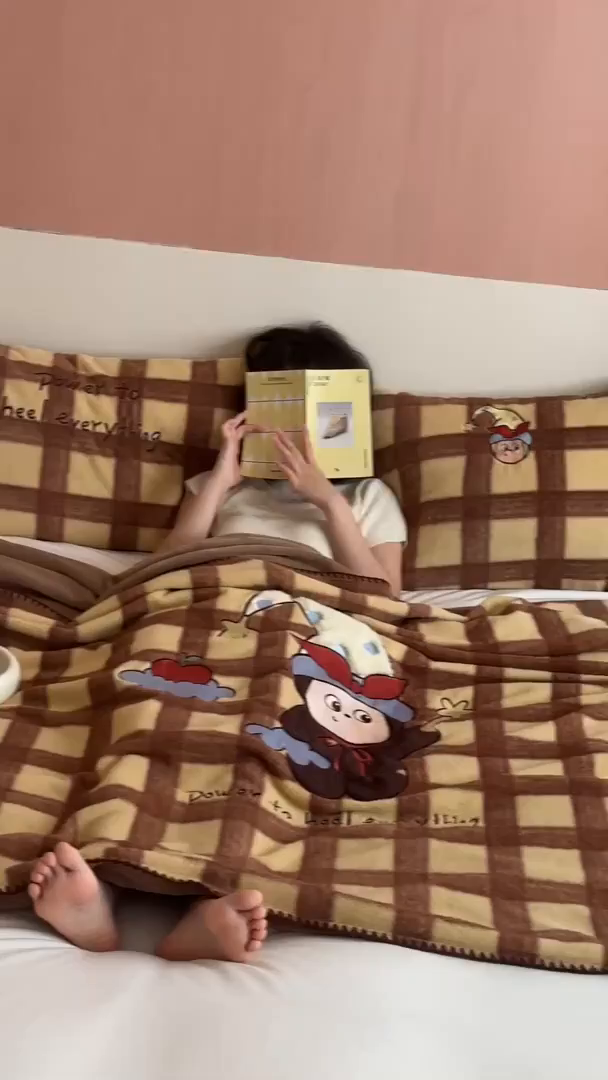 91家纺网 家纺一手货源 找家纺 桃子家居 2025新款A类ins全消光高品质仿生绵羊绒三角针工艺兔毛贴布绣刺绣加厚牛奶绒毛毯多功能毯 绒毛毯-三角针苹果星星人