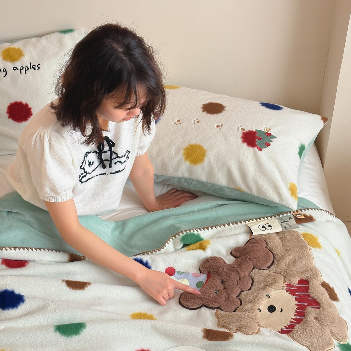 91家纺网 家纺一手货源 找家纺 桃子家居 2025新款A类ins全消光高品质仿生绵羊绒三角针工艺兔毛贴布绣刺绣加厚牛奶绒毛毯多功能毯 绒毛毯-三角针彩点狗