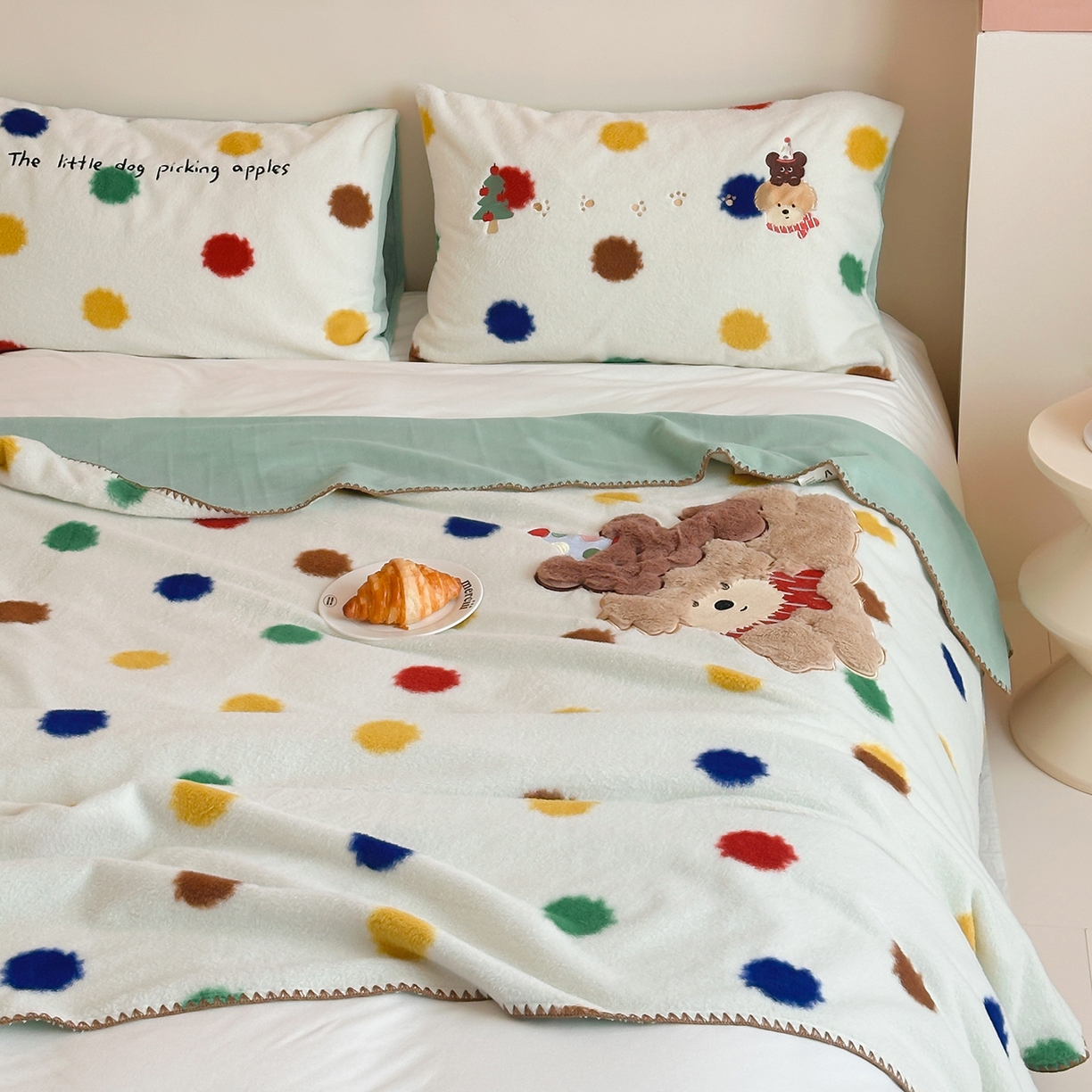 91家纺网 家纺一手货源 找家纺 桃子家居 2025新款A类ins全消光高品质仿生绵羊绒三角针工艺兔毛贴布绣刺绣加厚牛奶绒毛毯多功能毯 绒毛毯-三角针彩点狗