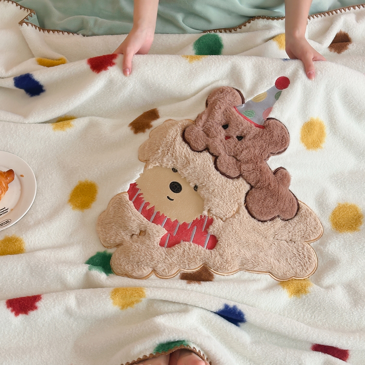 91家纺网 家纺一手货源 找家纺 桃子家居 2025新款A类ins全消光高品质仿生绵羊绒三角针工艺兔毛贴布绣刺绣加厚牛奶绒毛毯多功能毯 绒毛毯-三角针彩点狗