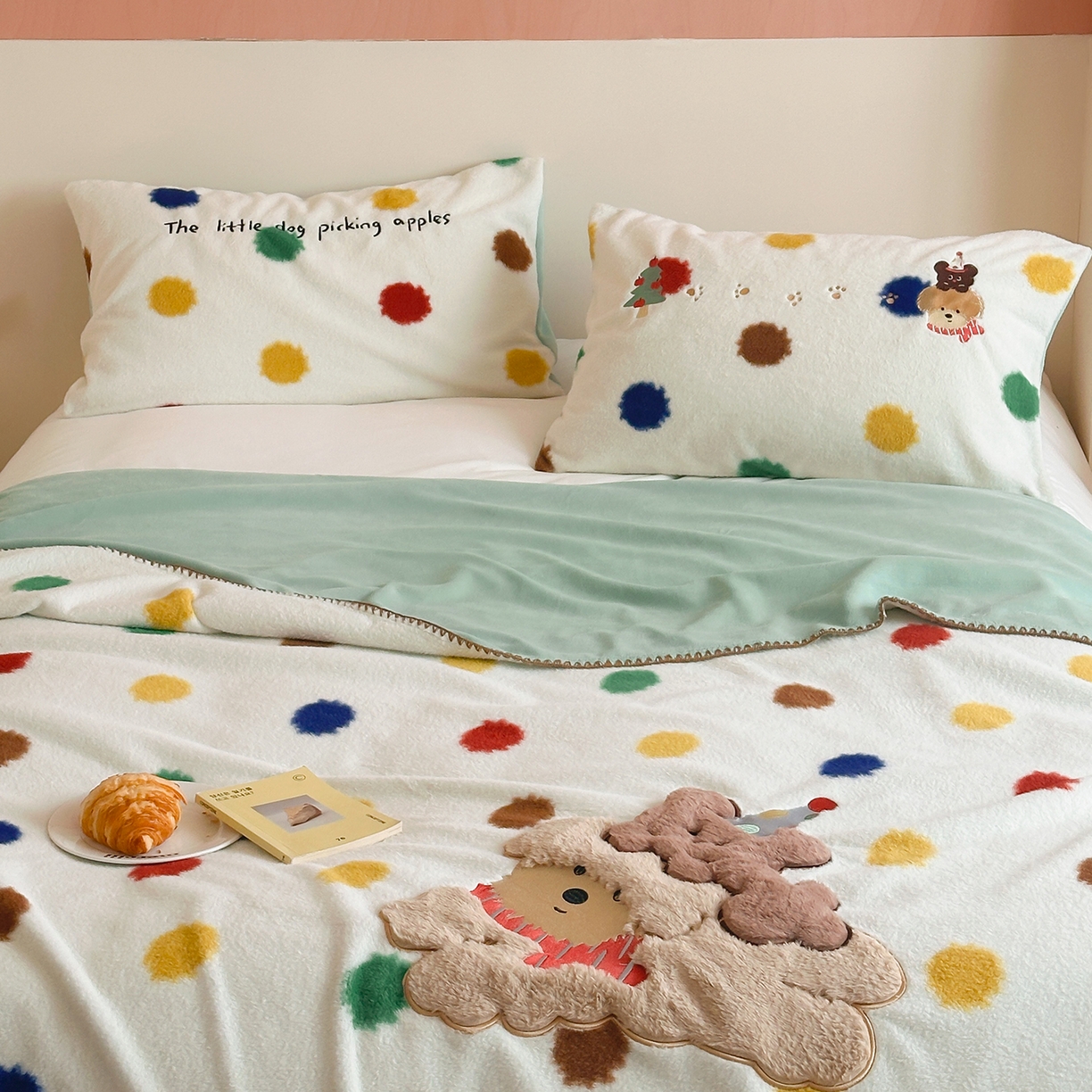 91家纺网 家纺一手货源 找家纺 桃子家居 2025新款A类ins全消光高品质仿生绵羊绒三角针工艺兔毛贴布绣刺绣加厚牛奶绒毛毯多功能毯 绒毛毯-三角针彩点狗