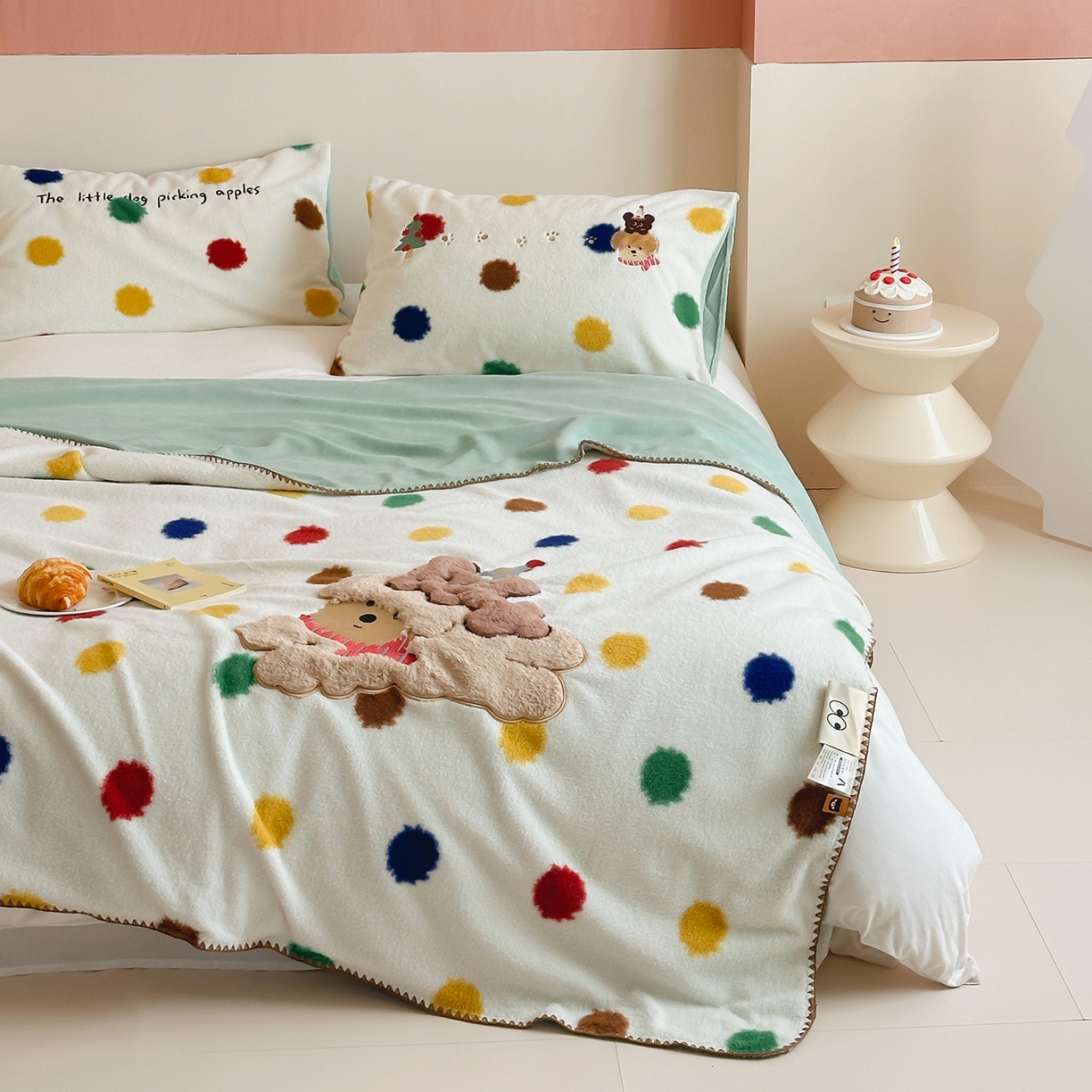 91家纺网 家纺一手货源 找家纺 桃子家居 2025新款A类ins全消光高品质仿生绵羊绒三角针工艺兔毛贴布绣刺绣加厚牛奶绒毛毯多功能毯 绒毛毯-三角针彩点狗