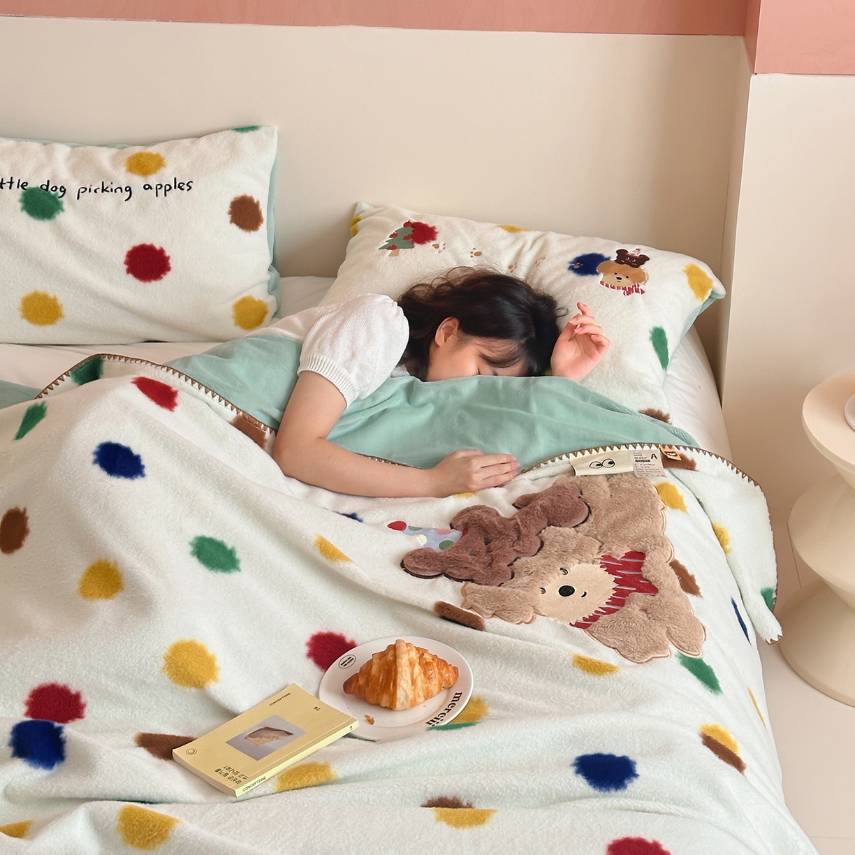 91家纺网 家纺一手货源 找家纺 桃子家居 2025新款A类ins全消光高品质仿生绵羊绒三角针工艺兔毛贴布绣刺绣加厚牛奶绒毛毯多功能毯 绒毛毯-三角针彩点狗