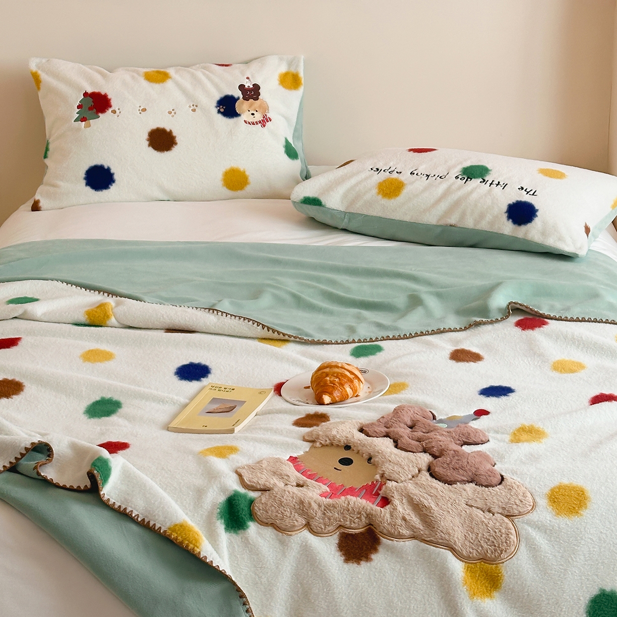 91家纺网 家纺一手货源 找家纺 桃子家居 2025新款A类ins全消光高品质仿生绵羊绒三角针工艺兔毛贴布绣刺绣加厚牛奶绒毛毯多功能毯 绒毛毯-三角针彩点狗