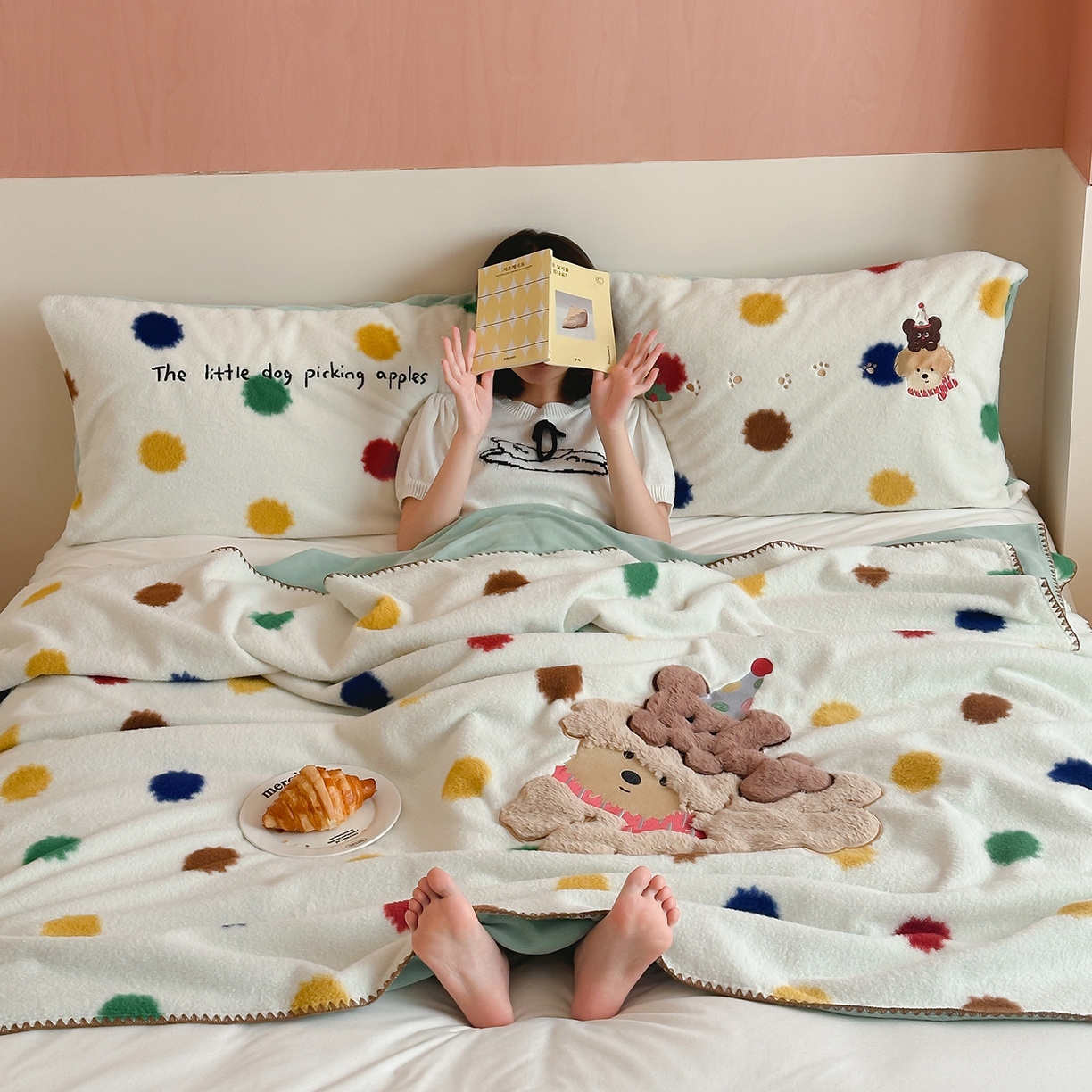 91家纺网 家纺一手货源 找家纺 桃子家居 2025新款A类ins全消光高品质仿生绵羊绒三角针工艺兔毛贴布绣刺绣加厚牛奶绒毛毯多功能毯 绒毛毯-三角针彩点狗