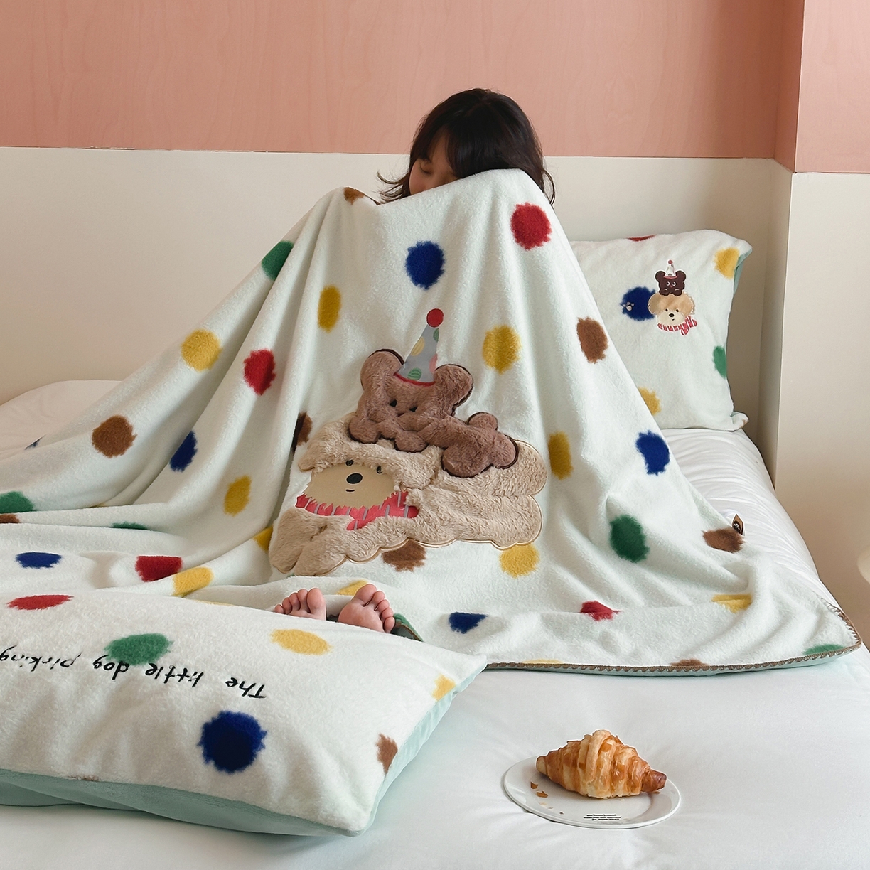 91家纺网 家纺一手货源 找家纺 桃子家居 2025新款A类ins全消光高品质仿生绵羊绒三角针工艺兔毛贴布绣刺绣加厚牛奶绒毛毯多功能毯 绒毛毯-三角针彩点狗