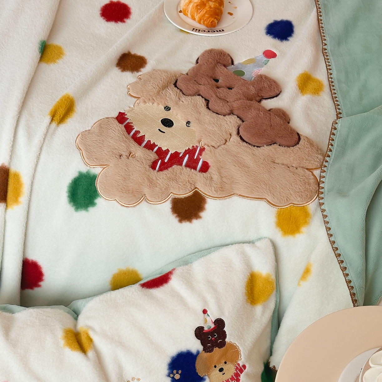 91家纺网 家纺一手货源 找家纺 桃子家居 2025新款A类ins全消光高品质仿生绵羊绒三角针工艺兔毛贴布绣刺绣加厚牛奶绒毛毯多功能毯 绒毛毯-三角针彩点狗