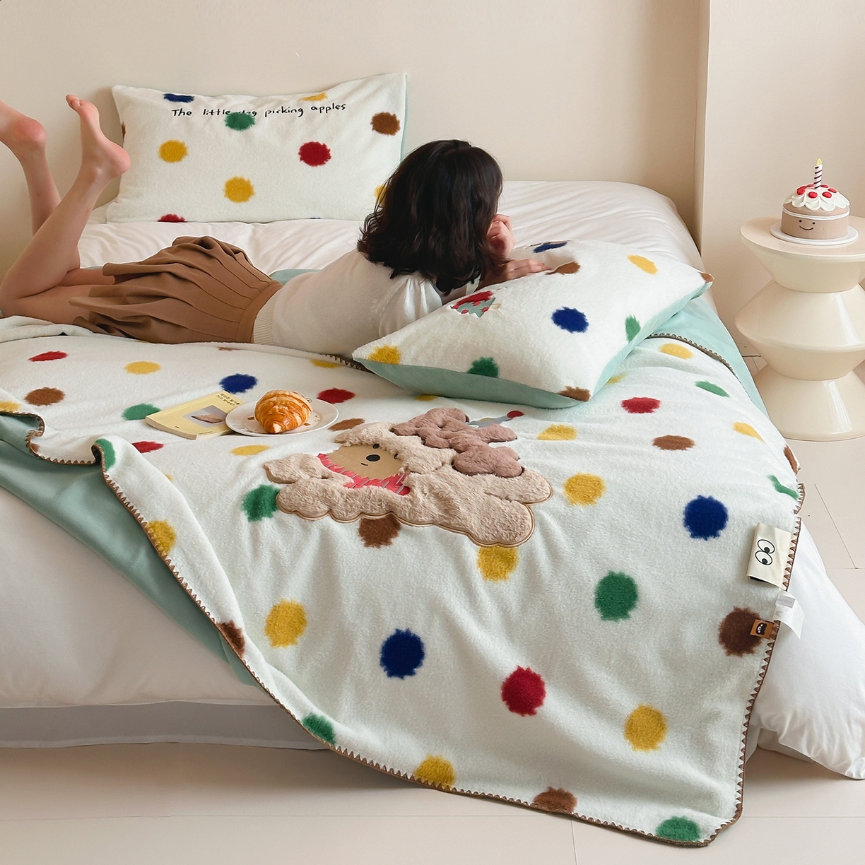 91家纺网 家纺一手货源 找家纺 桃子家居 2025新款A类ins全消光高品质仿生绵羊绒三角针工艺兔毛贴布绣刺绣加厚牛奶绒毛毯多功能毯 绒毛毯-三角针彩点狗