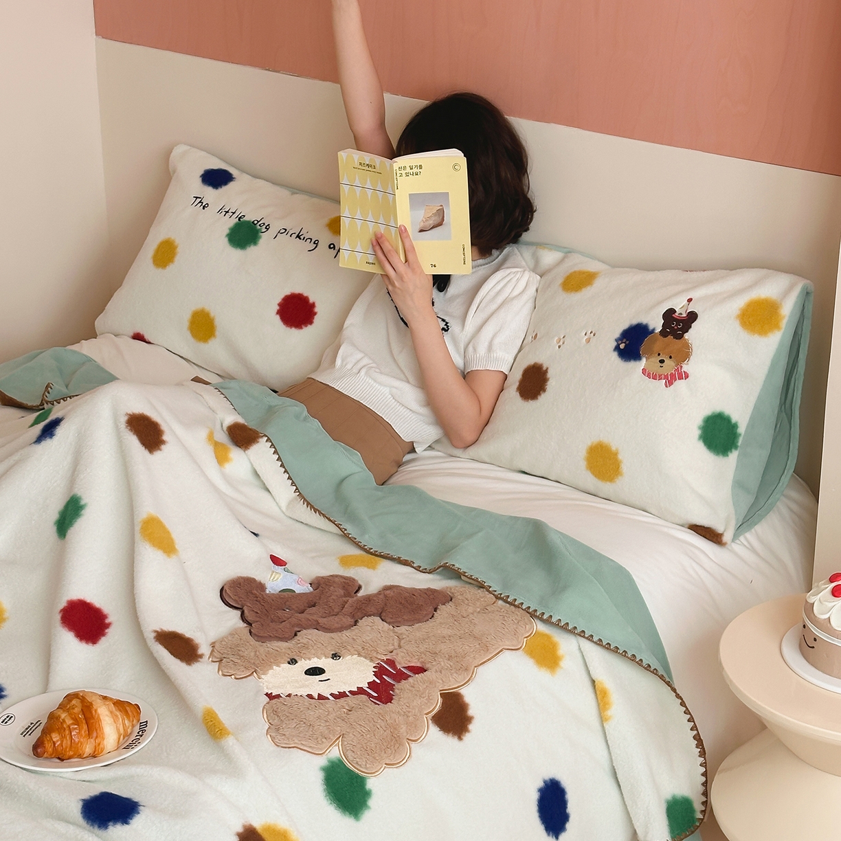 91家纺网 家纺一手货源 找家纺 桃子家居 2025新款A类ins全消光高品质仿生绵羊绒三角针工艺兔毛贴布绣刺绣加厚牛奶绒毛毯多功能毯 绒毛毯-三角针彩点狗