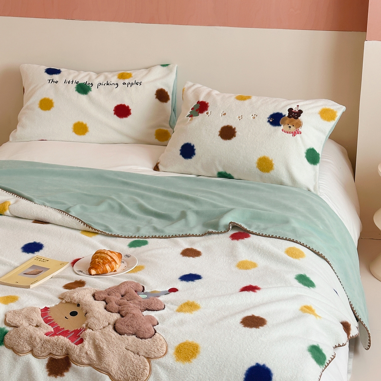 91家纺网 家纺一手货源 找家纺 桃子家居 2025新款A类ins全消光高品质仿生绵羊绒三角针工艺兔毛贴布绣刺绣加厚牛奶绒毛毯多功能毯 绒毛毯-三角针彩点狗