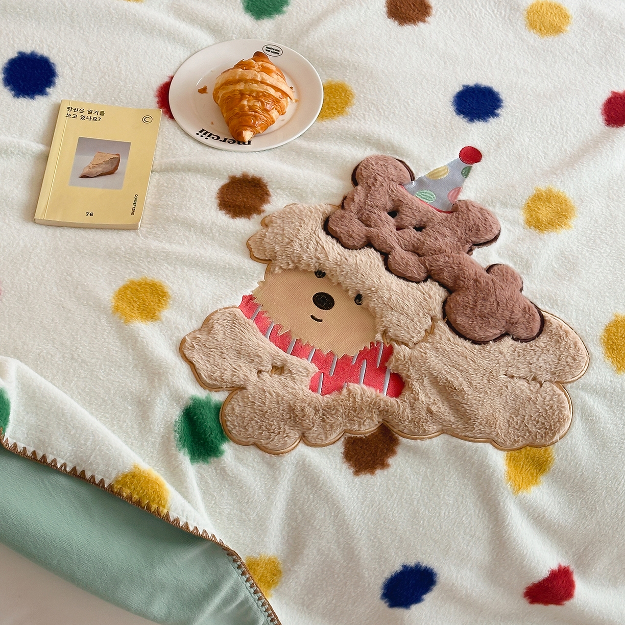 91家纺网 家纺一手货源 找家纺 桃子家居 2025新款A类ins全消光高品质仿生绵羊绒三角针工艺兔毛贴布绣刺绣加厚牛奶绒毛毯多功能毯 绒毛毯-三角针彩点狗