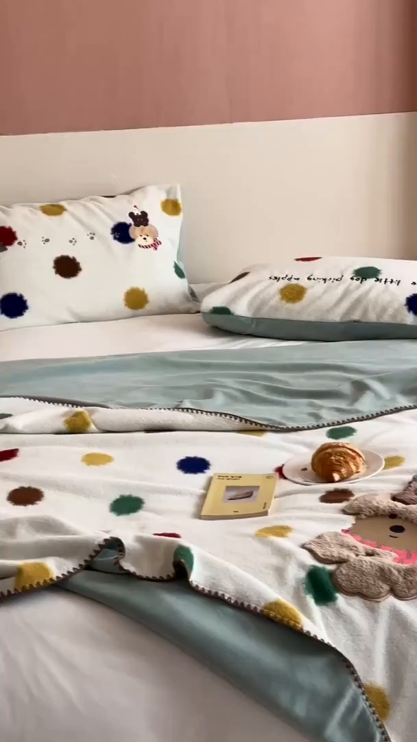 91家纺网 家纺一手货源 找家纺 桃子家居 2025新款A类ins全消光高品质仿生绵羊绒三角针工艺兔毛贴布绣刺绣加厚牛奶绒毛毯多功能毯 绒毛毯-三角针彩点狗