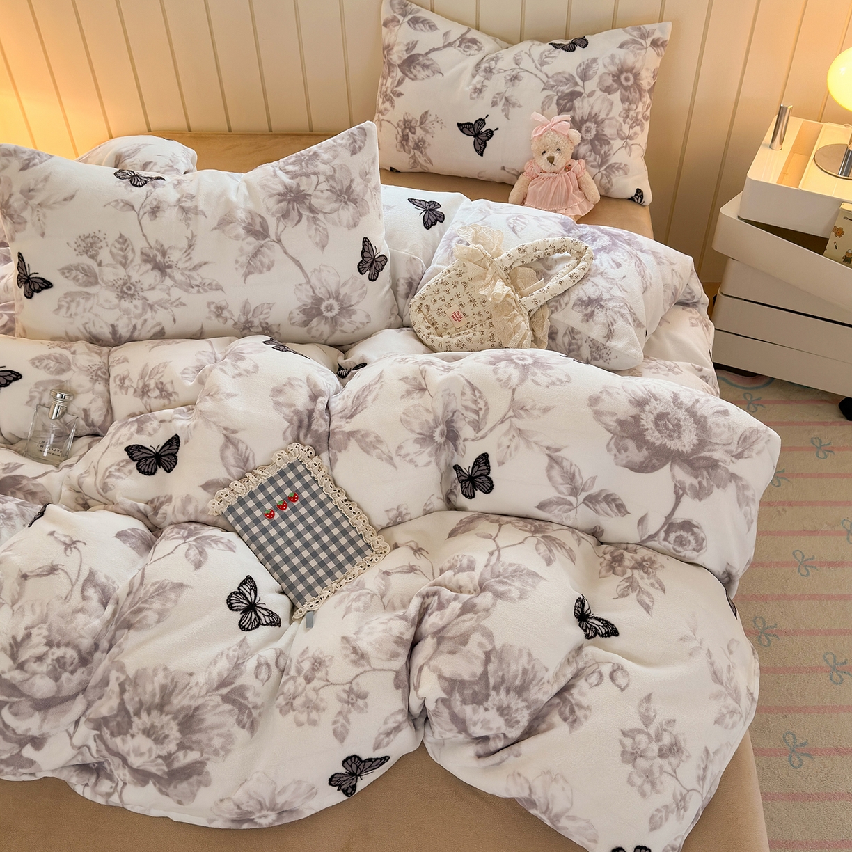 91家纺网 家纺一手货源 找家纺 丽美人家纺 2025新款印花双面加厚绒高克重牛奶绒被罩单品被套单件被套 水墨花蝴蝶