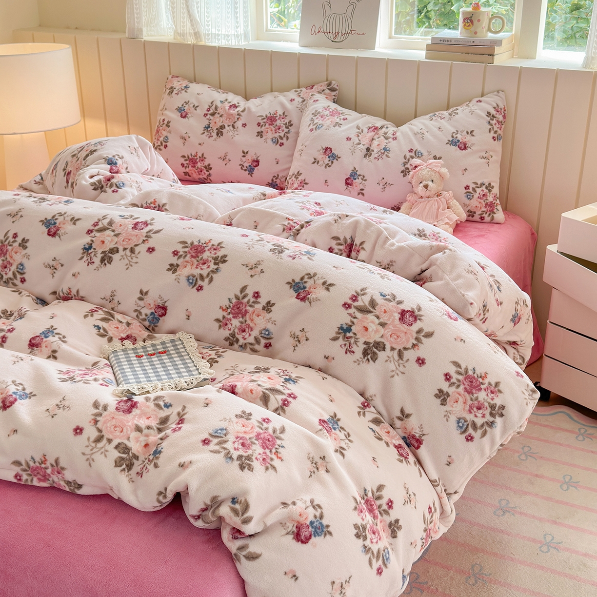 91家纺网 家纺一手货源 找家纺 丽美人家纺 2025新款印花双面加厚绒高克重牛奶绒被罩单品被套单件被套 山茶花语-粉