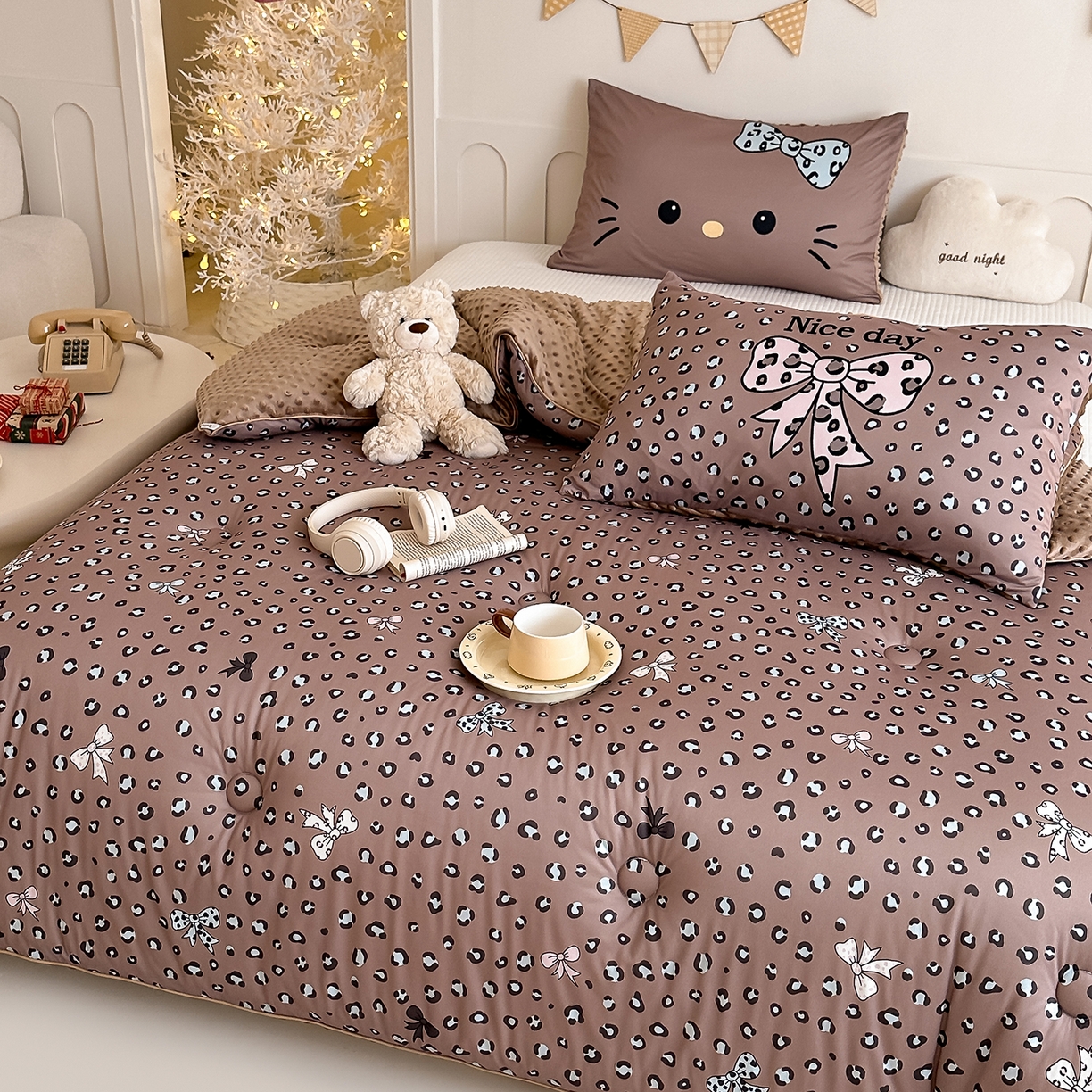 91家纺网 家纺一手货源 找家纺 RYB红黄兰 2025新款设计师原创针织棉暖暖豆豆绒秋冬被芯被子 豹纹蝴蝶结