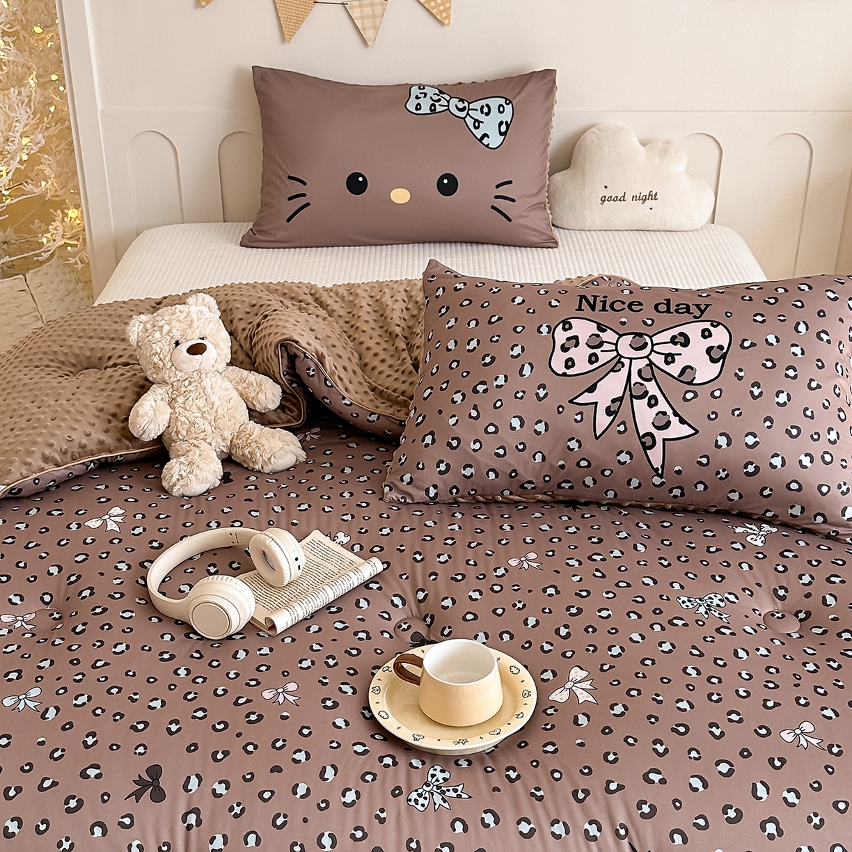 91家纺网 家纺一手货源 找家纺 RYB红黄兰 2025新款设计师原创针织棉暖暖豆豆绒秋冬被芯被子 豹纹蝴蝶结