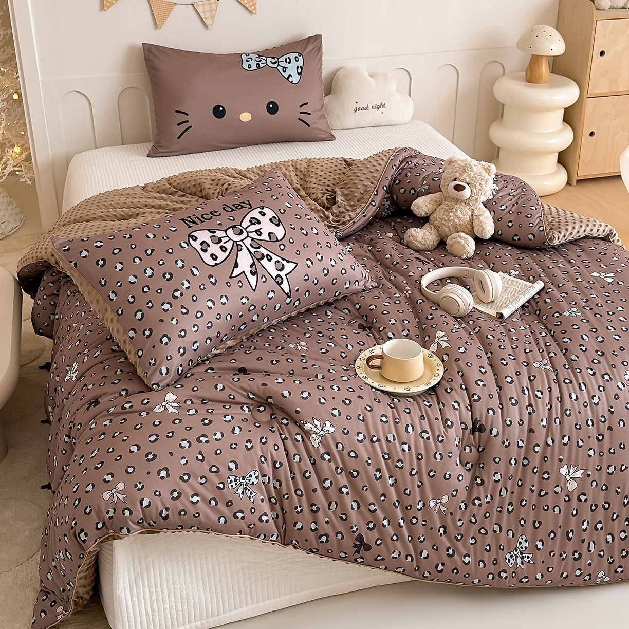 91家纺网 家纺一手货源 找家纺 RYB红黄兰 2025新款设计师原创针织棉暖暖豆豆绒秋冬被芯被子 豹纹蝴蝶结