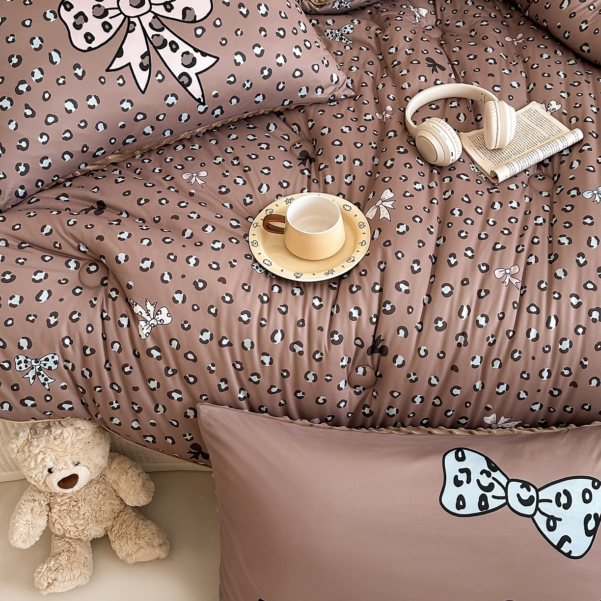 91家纺网 家纺一手货源 找家纺 RYB红黄兰 2025新款设计师原创针织棉暖暖豆豆绒秋冬被芯被子 豹纹蝴蝶结