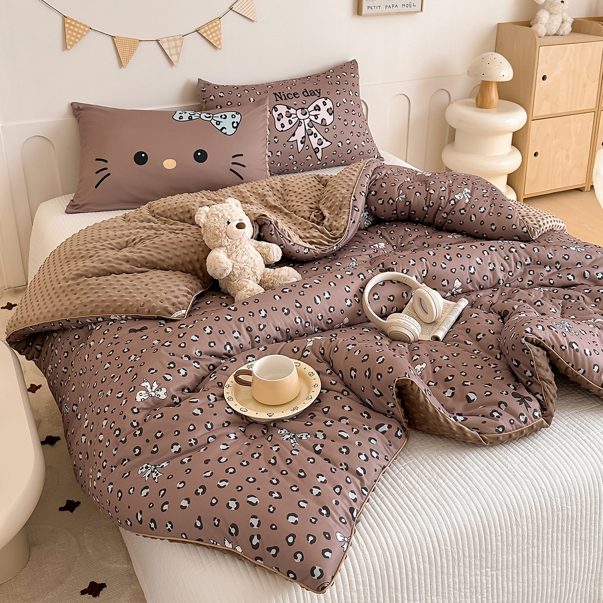 91家纺网 家纺一手货源 找家纺 RYB红黄兰 2025新款设计师原创针织棉暖暖豆豆绒秋冬被芯被子 豹纹蝴蝶结