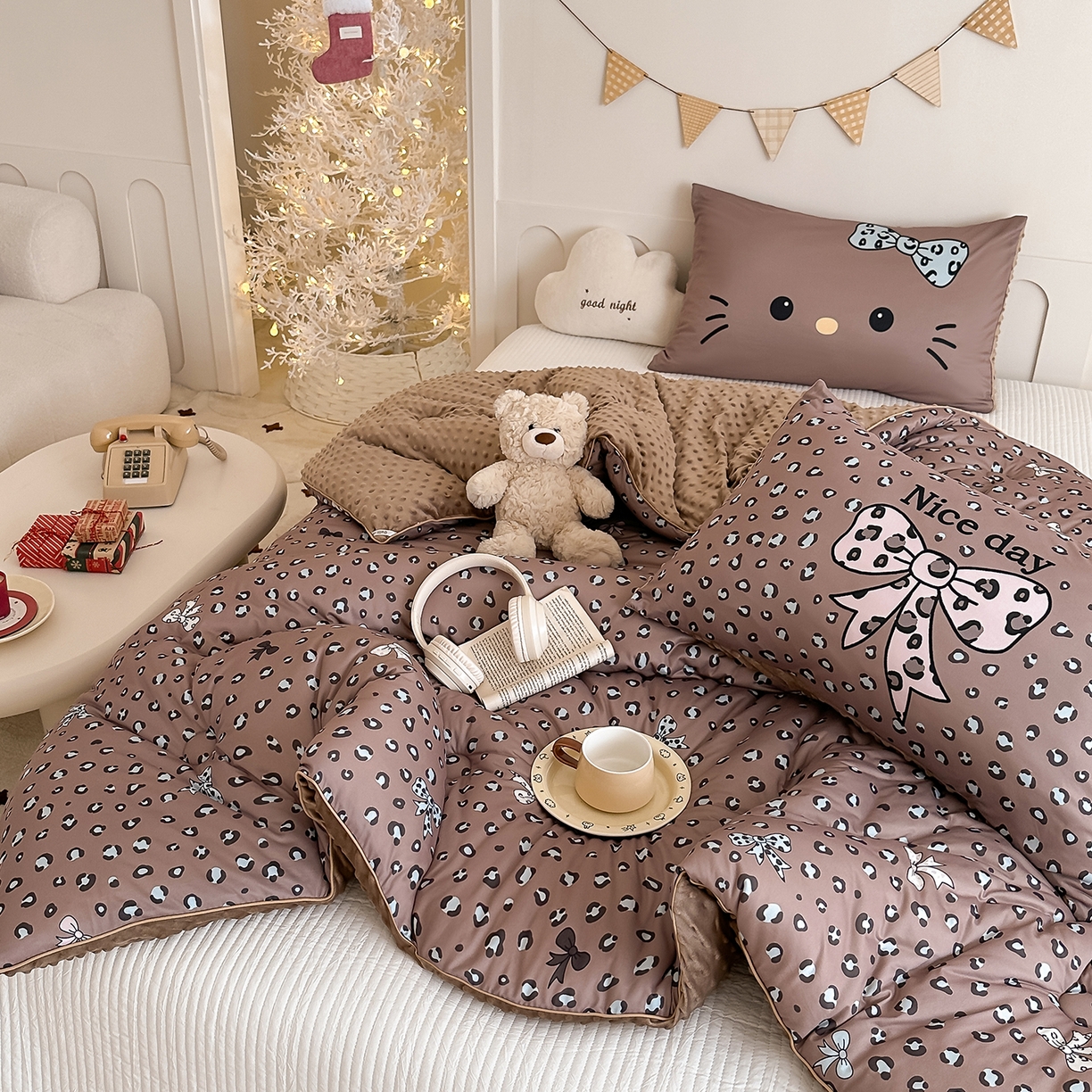 91家纺网 家纺一手货源 找家纺 RYB红黄兰 2025新款设计师原创针织棉暖暖豆豆绒秋冬被芯被子 豹纹蝴蝶结