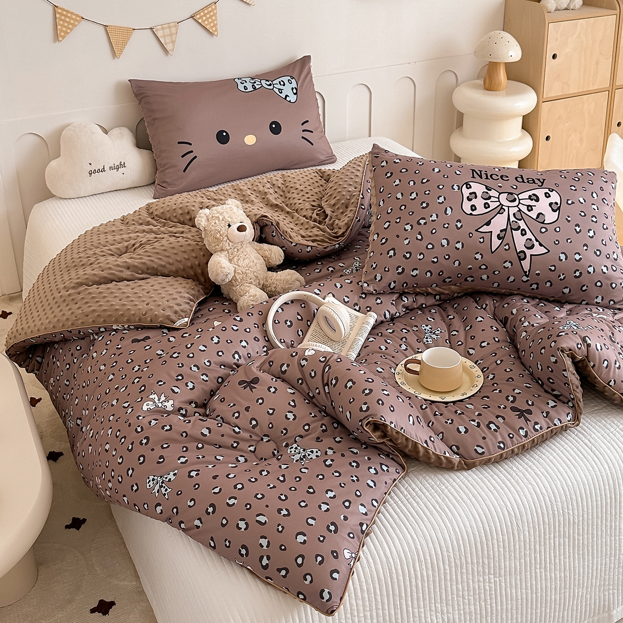 91家纺网 家纺一手货源 找家纺 RYB红黄兰 2025新款设计师原创针织棉暖暖豆豆绒秋冬被芯被子 豹纹蝴蝶结