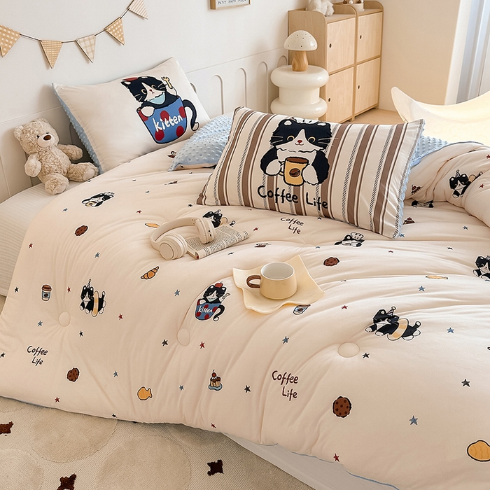 91家纺网 家纺一手货源 找家纺 RYB红黄兰 2025新款设计师原创针织棉暖暖豆豆绒秋冬被芯被子 黑猫日记