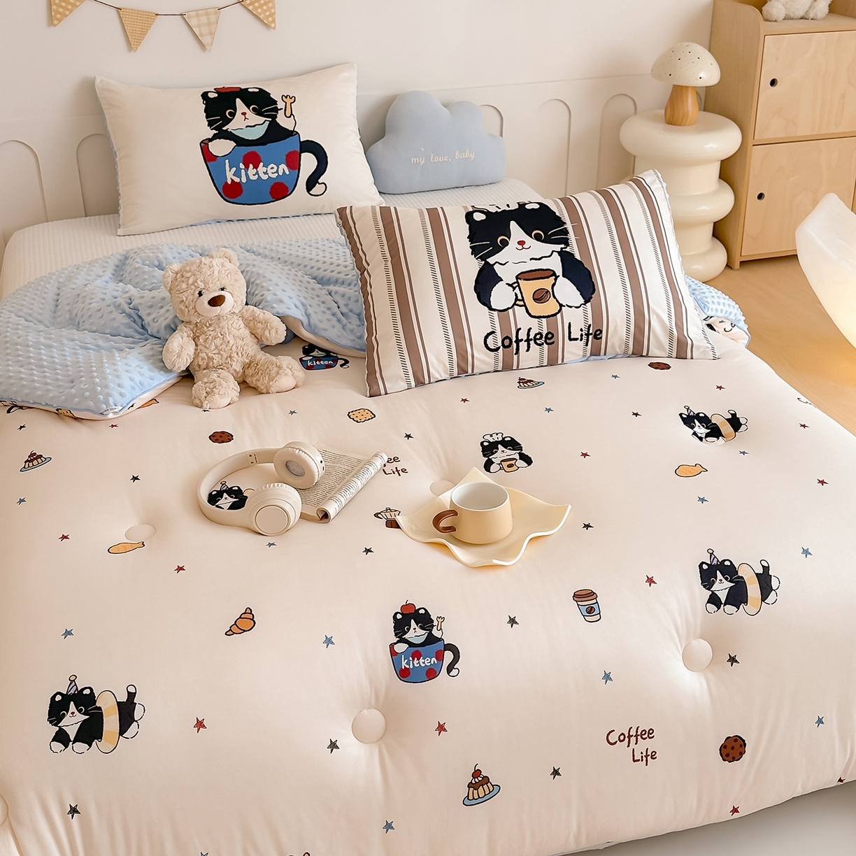 91家纺网 家纺一手货源 找家纺 RYB红黄兰 2025新款设计师原创针织棉暖暖豆豆绒秋冬被芯被子 黑猫日记