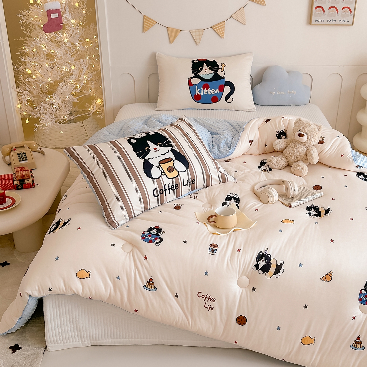 91家纺网 家纺一手货源 找家纺 RYB红黄兰 2025新款设计师原创针织棉暖暖豆豆绒秋冬被芯被子 黑猫日记