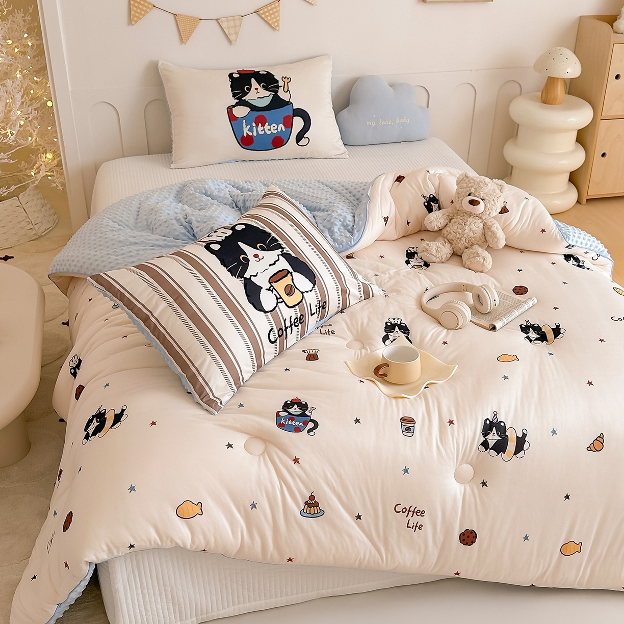 91家纺网 家纺一手货源 找家纺 RYB红黄兰 2025新款设计师原创针织棉暖暖豆豆绒秋冬被芯被子 黑猫日记