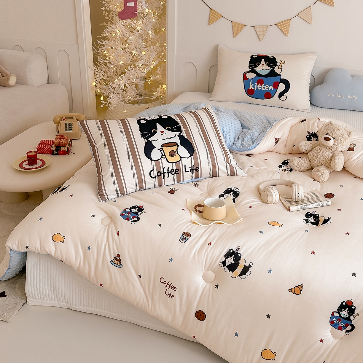 91家纺网 家纺一手货源 找家纺 RYB红黄兰 2025新款设计师原创针织棉暖暖豆豆绒秋冬被芯被子 黑猫日记