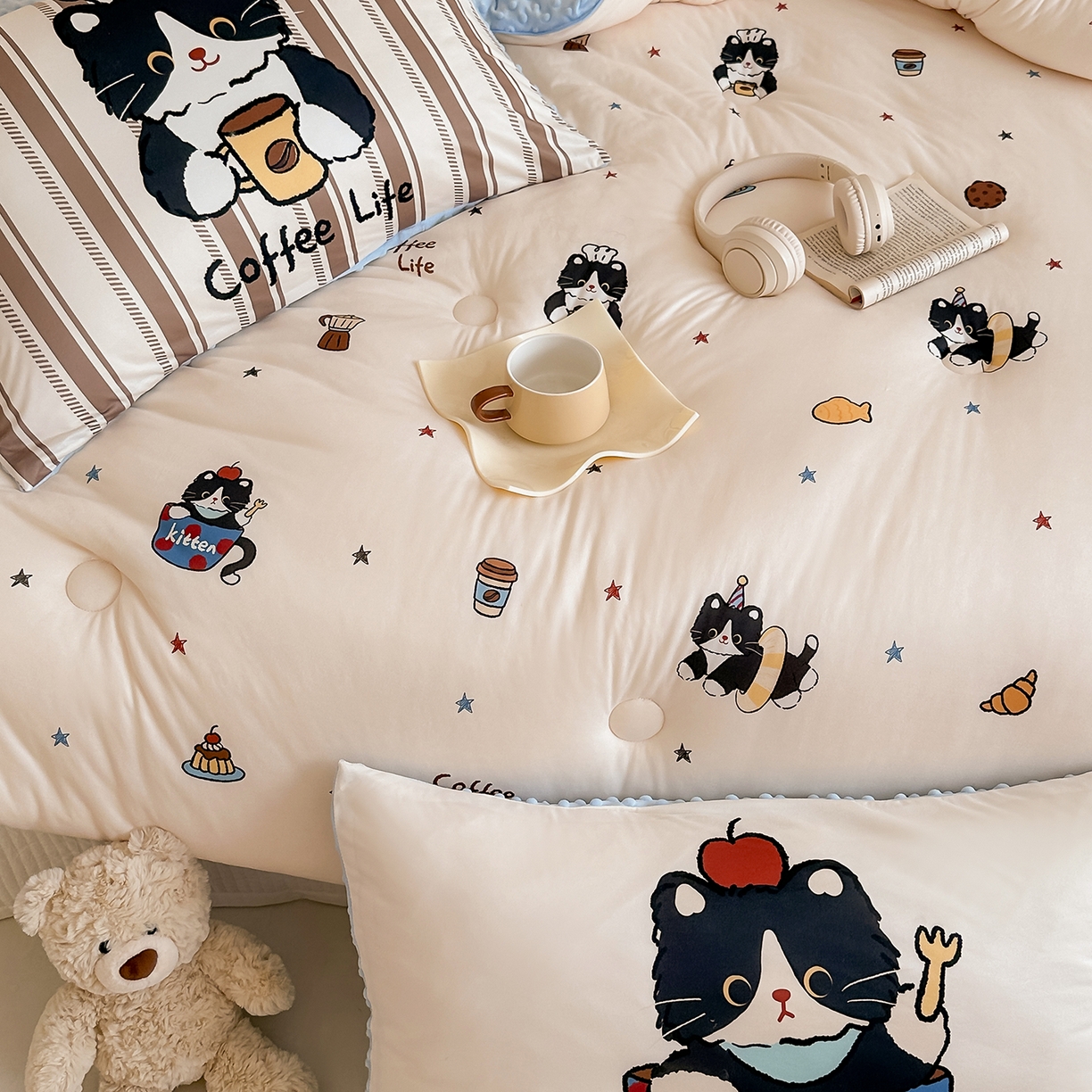 91家纺网 家纺一手货源 找家纺 RYB红黄兰 2025新款设计师原创针织棉暖暖豆豆绒秋冬被芯被子 黑猫日记