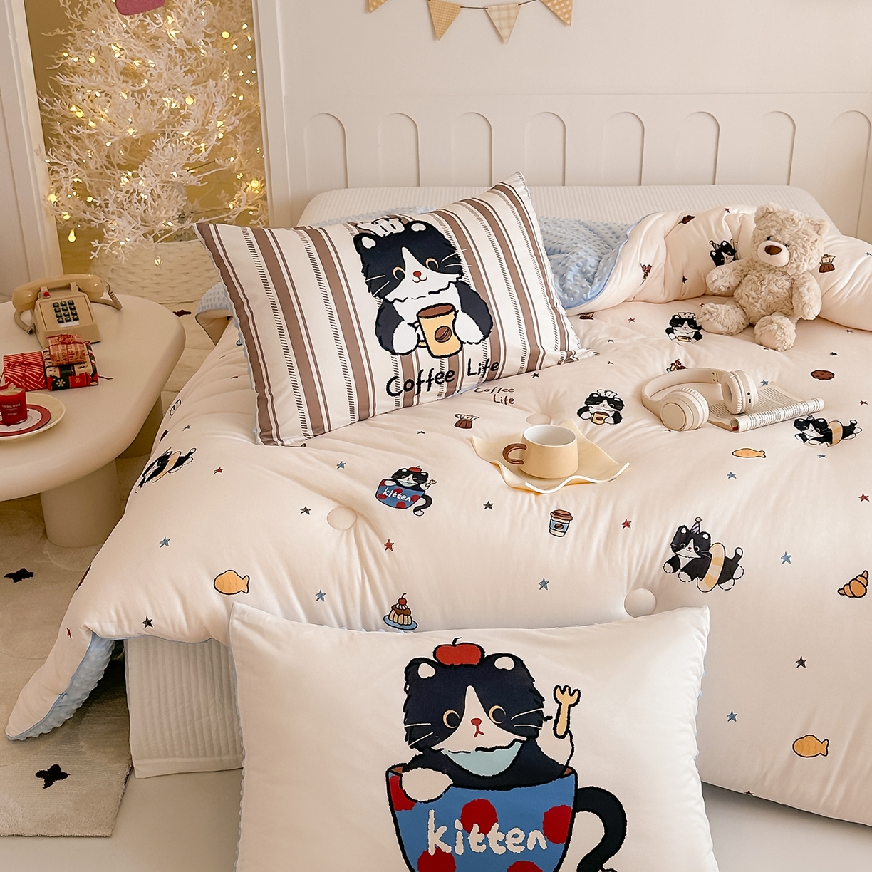 91家纺网 家纺一手货源 找家纺 RYB红黄兰 2025新款设计师原创针织棉暖暖豆豆绒秋冬被芯被子 黑猫日记