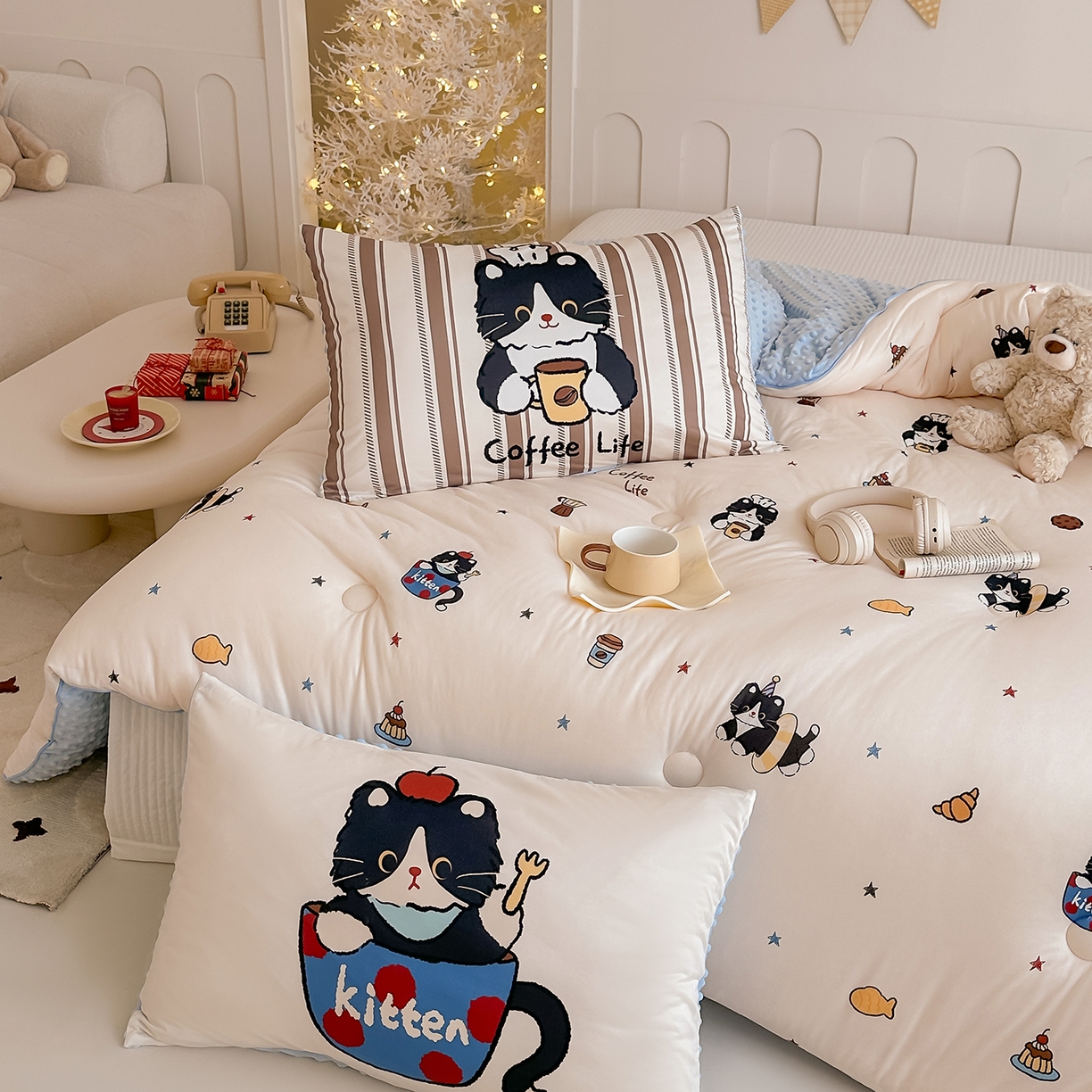 91家纺网 家纺一手货源 找家纺 RYB红黄兰 2025新款设计师原创针织棉暖暖豆豆绒秋冬被芯被子 黑猫日记