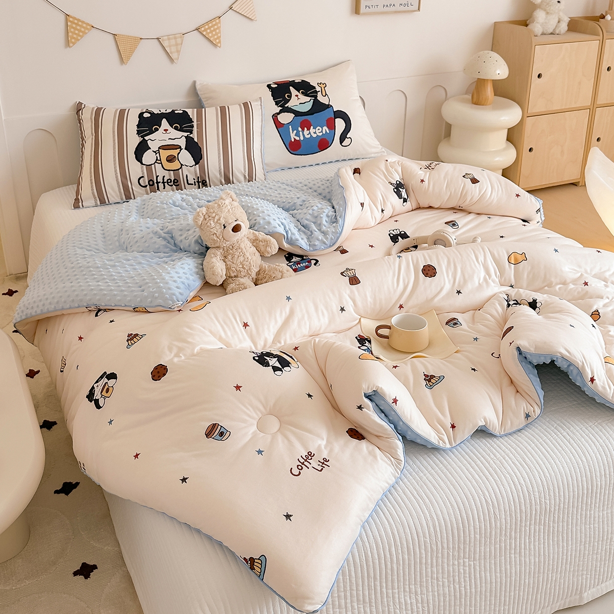 91家纺网 家纺一手货源 找家纺 RYB红黄兰 2025新款设计师原创针织棉暖暖豆豆绒秋冬被芯被子 黑猫日记