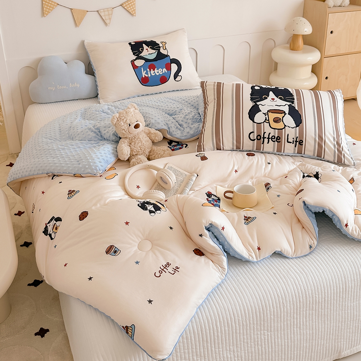 91家纺网 家纺一手货源 找家纺 RYB红黄兰 2025新款设计师原创针织棉暖暖豆豆绒秋冬被芯被子 黑猫日记