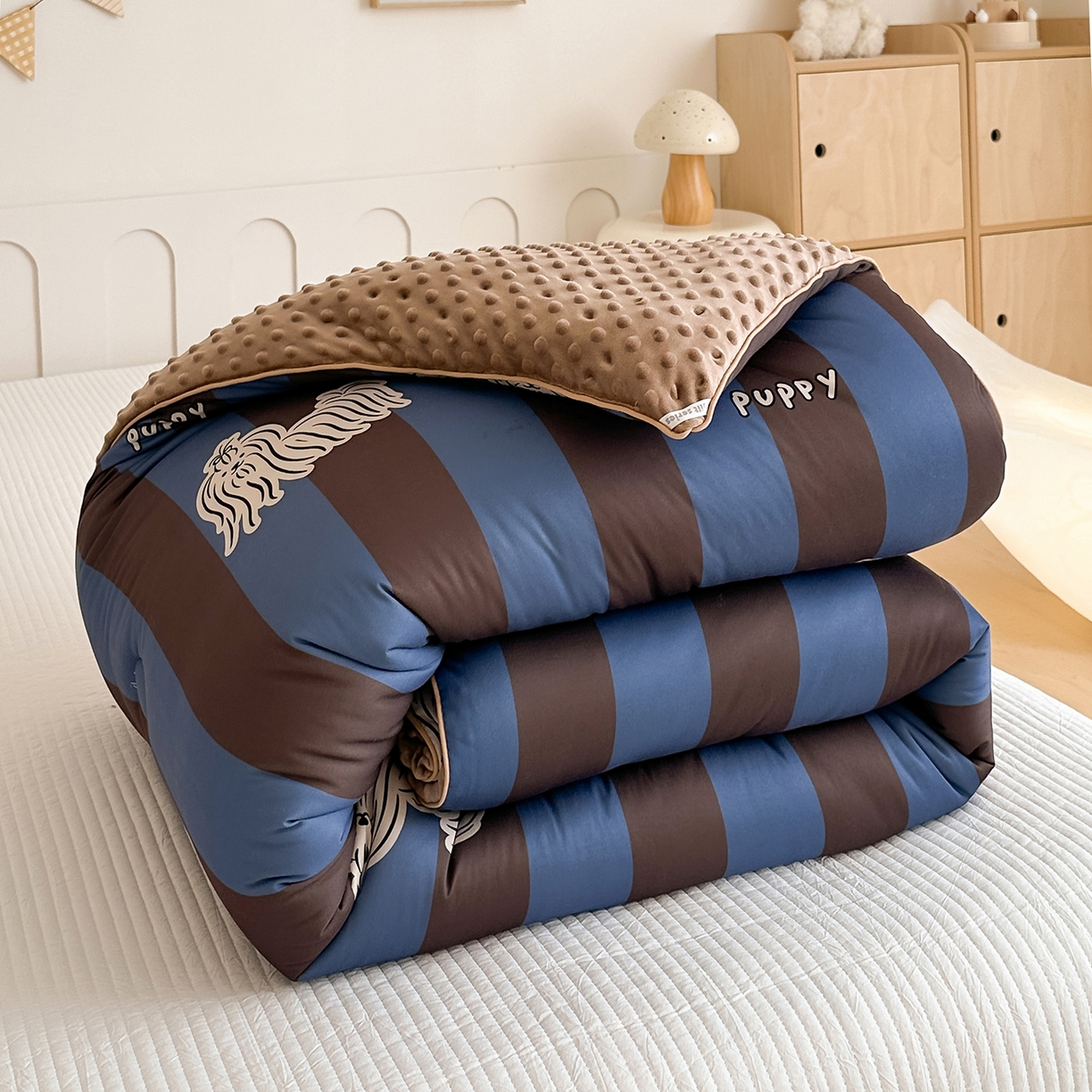 91家纺网 家纺一手货源 找家纺 RYB红黄兰 2025新款设计师原创针织棉暖暖豆豆绒秋冬被芯被子 蓝条哈基米