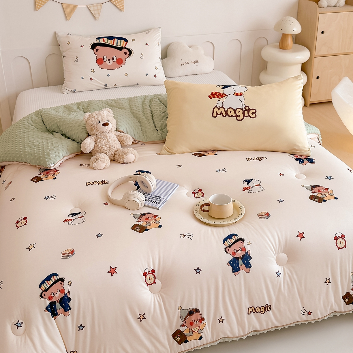 91家纺网 家纺一手货源 找家纺 RYB红黄兰 2025新款设计师原创针织棉暖暖豆豆绒秋冬被芯被子 魔法熊