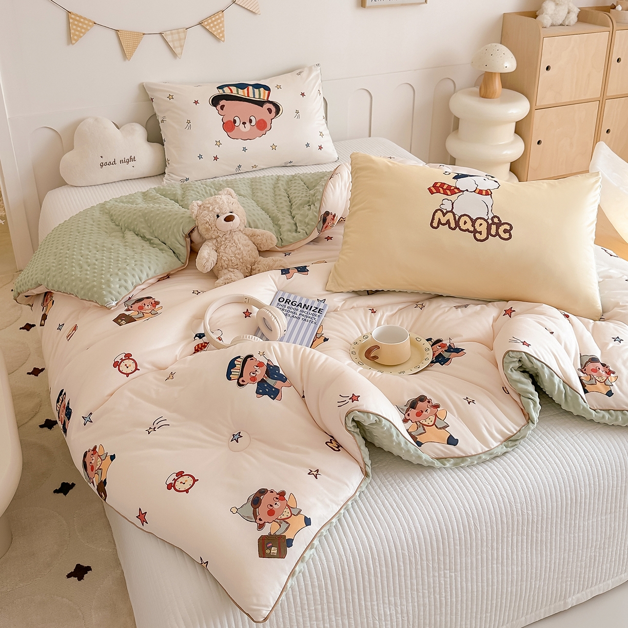 91家纺网 家纺一手货源 找家纺 RYB红黄兰 2025新款设计师原创针织棉暖暖豆豆绒秋冬被芯被子 魔法熊