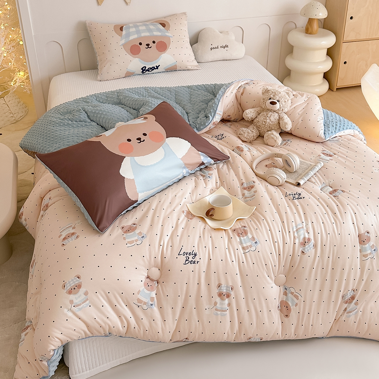 91家纺网 家纺一手货源 找家纺 RYB红黄兰 2025新款设计师原创针织棉暖暖豆豆绒秋冬被芯被子 奶油熊宝