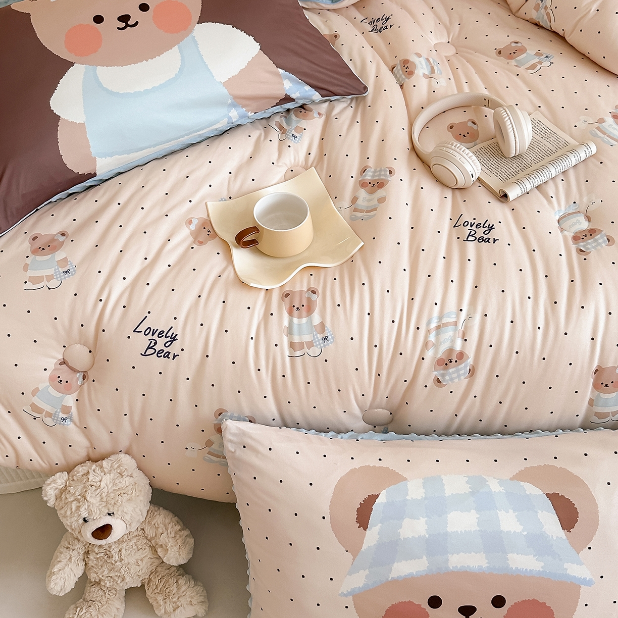 91家纺网 家纺一手货源 找家纺 RYB红黄兰 2025新款设计师原创针织棉暖暖豆豆绒秋冬被芯被子 奶油熊宝