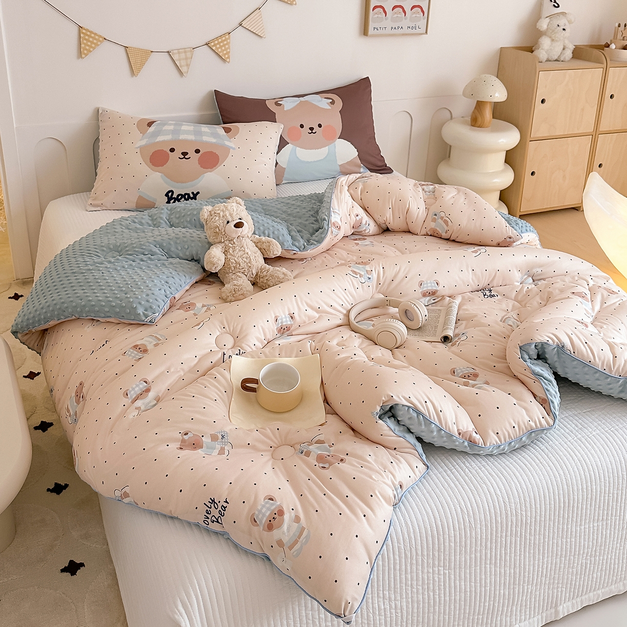 91家纺网 家纺一手货源 找家纺 RYB红黄兰 2025新款设计师原创针织棉暖暖豆豆绒秋冬被芯被子 奶油熊宝