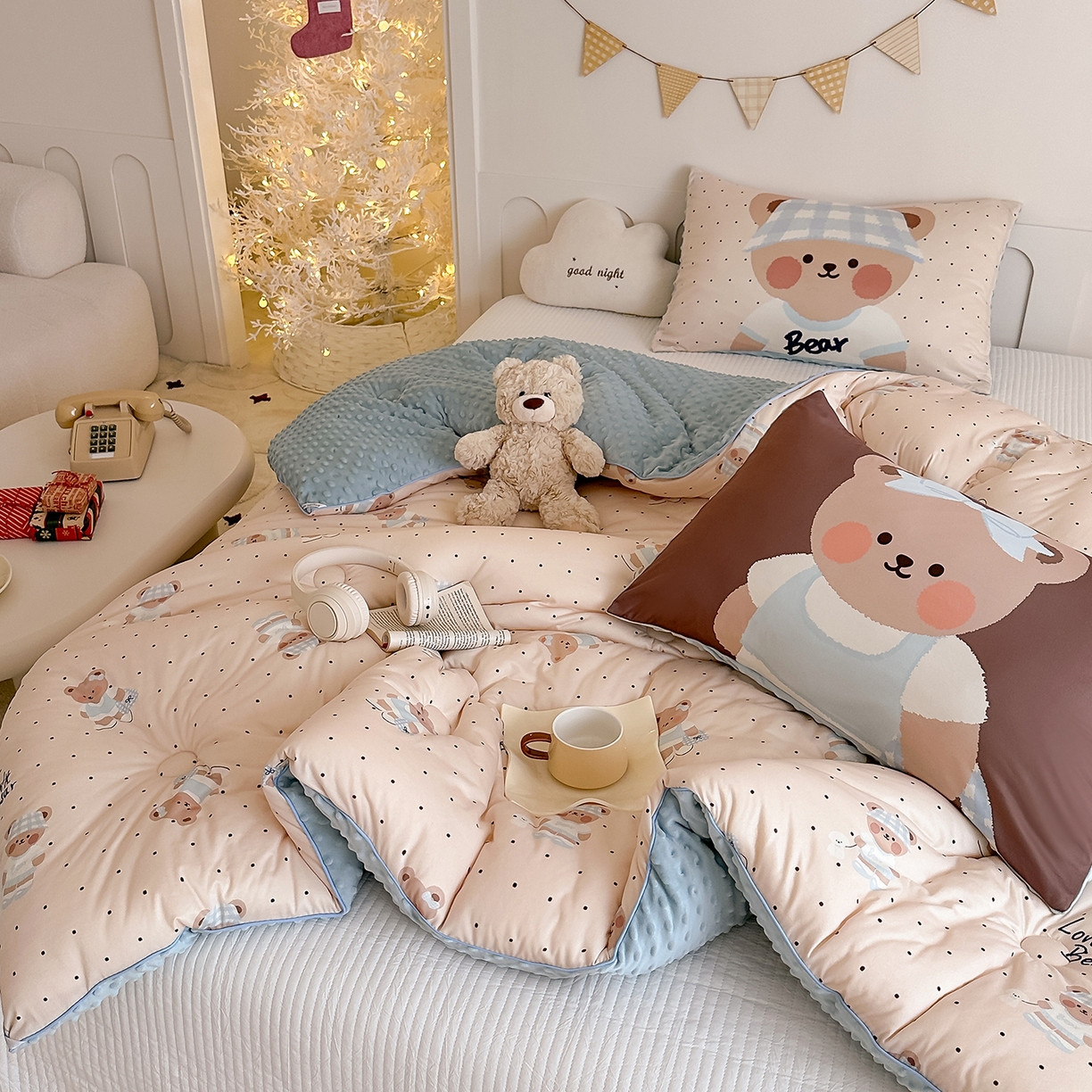 91家纺网 家纺一手货源 找家纺 RYB红黄兰 2025新款设计师原创针织棉暖暖豆豆绒秋冬被芯被子 奶油熊宝